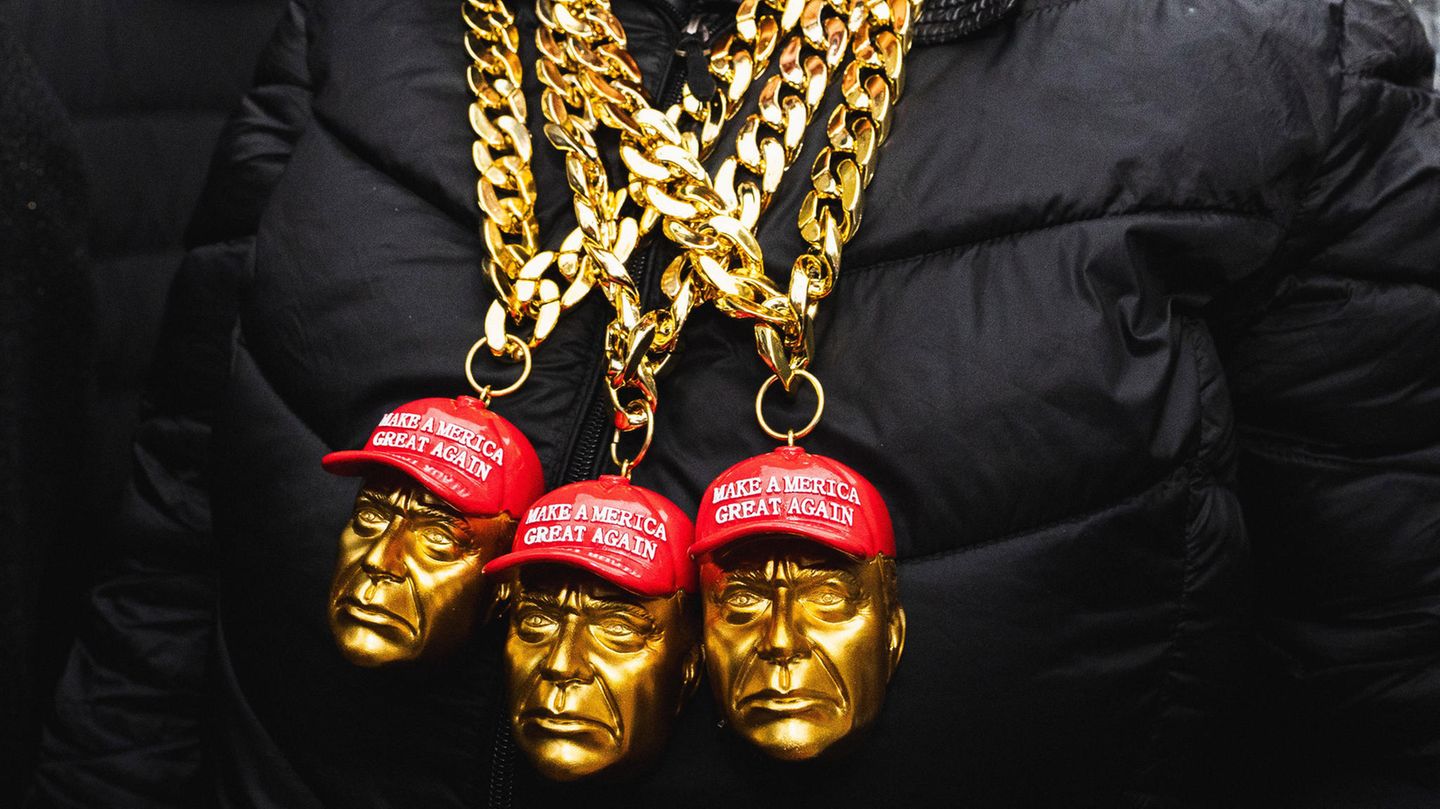 Dicke Ketten mit Trump-Kopf daran: Es ist nicht alles Gold, was glänzt