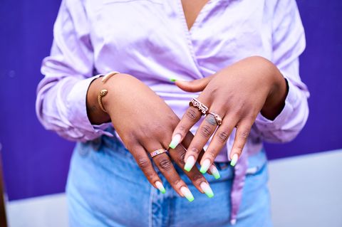 Person trägt Schmuck-Trends 2025: Ringe, Armbänder und Co.