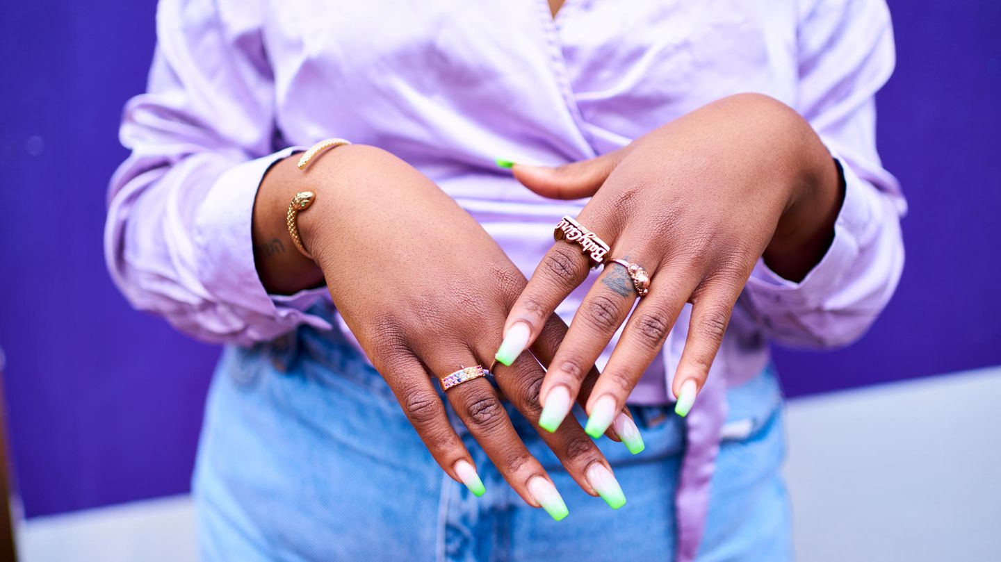 Person trägt Schmuck-Trends 2026: Ringe, Armbänder und Co.