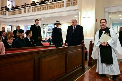 Trump, Ehefrau Melania und Sohn Barron in der Kirche St. John's