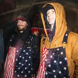 Was es nicht alles gibt: Latzhosen mit US-Flaggen-Motiv darauf