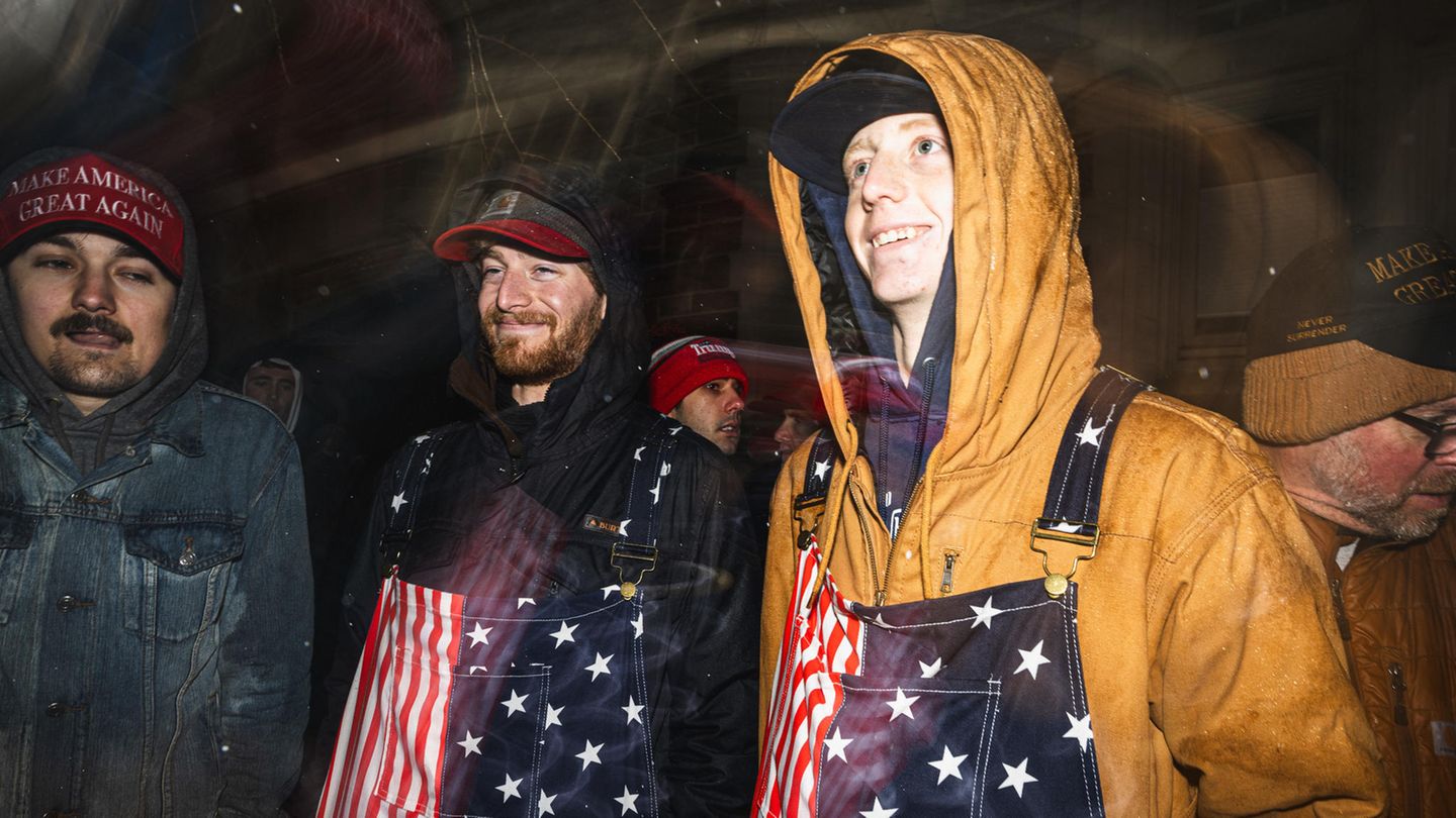 Was es nicht alles gibt: Latzhosen mit US-Flaggen-Motiv darauf