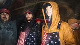 Was es nicht alles gibt: Latzhosen mit US-Flaggen-Motiv darauf