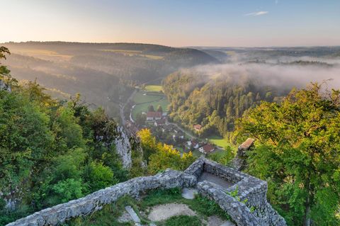 Blick von der Ruine Hohengundelfingen ins Lautertal und nach Gundelfingen in der Schwäbischen Alb, Baden-Württemberg