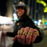 Alicia DeVinney aus Phoenixville im US-Bundesstaat Pennsylvania trägt die Abkürzung des Trump-Slogans "Make America great again" an ihren Fingern