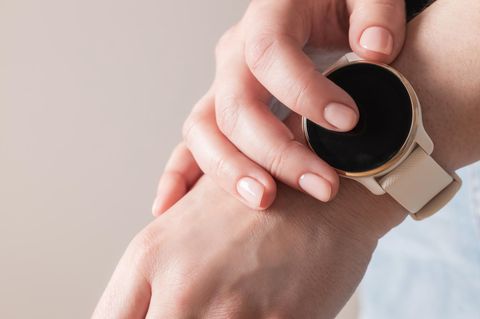 Person trägt eine Smartwatch
