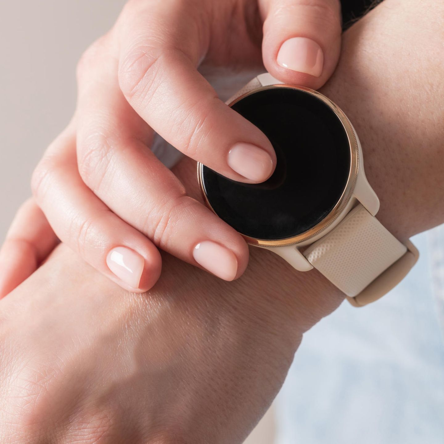 Person trägt eine Smartwatch