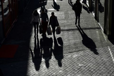 Menschen mit Einkaufstaschen in einer Straße