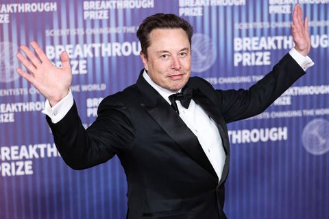 Elon Musk reckt die Arme nach oben
