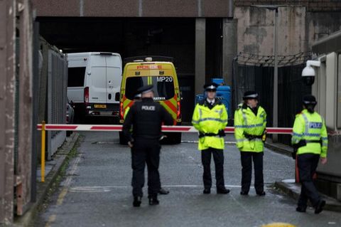 Gefangenentransporter am Liverpool Crown Court. Einem 18-Jährigen wird wegen der Morde in Southport der Prozess gemacht