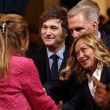 Präsident Javier Milei (Mitte), Kevin McCarthy und Giorgia Meloni