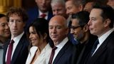 Zu Gast bei Donald Trump: Mark Zuckerberg, Jeff Bezos (neben ihm seine Freundin Lauren Sánchez) , Sundar Pichai und Elon Musk