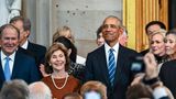 Der ehemalige Präsident George W. Bush, von links, seine Frau Laura Bush und der ehemalige Präsident Barack Obama