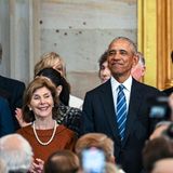 Der ehemalige Präsident George W. Bush, von links, seine Frau Laura Bush und der ehemalige Präsident Barack Obama