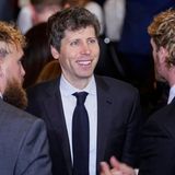 Auch Open AI CEO, hier im Gespräch mit dem Boxer Jake Paul und dem Wrestler Logan Paul, war unter den Ehrengästen