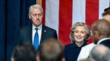 Zu Gast bei Donald Trump: Die ehemalige Außenministerin Hillary Clinton, rechts, und der ehemalige Präsident Bill Clinton