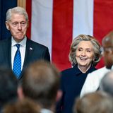 Zu Gast bei Donald Trump: Die ehemalige Außenministerin Hillary Clinton, rechts, und der ehemalige Präsident Bill Clinton