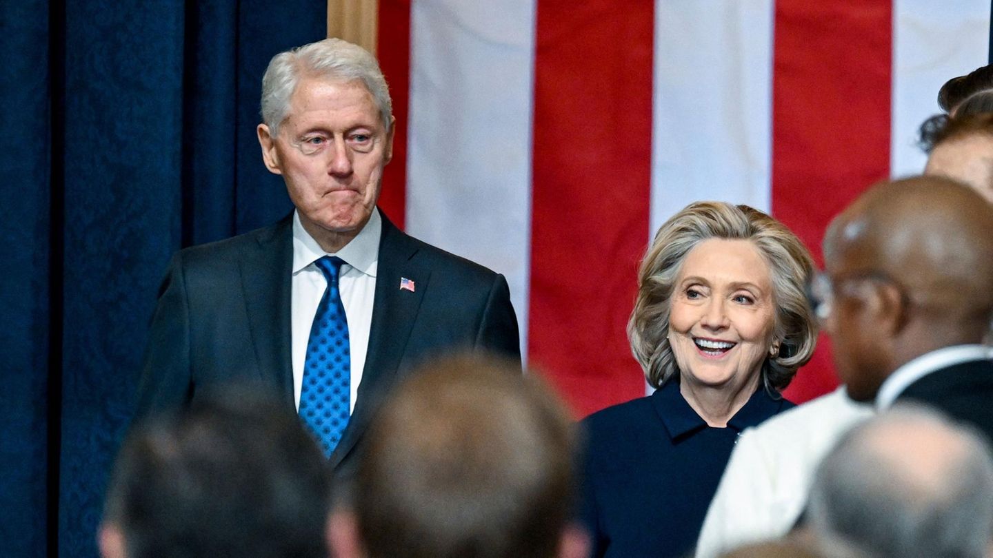 Zu Gast bei Donald Trump: Die ehemalige Außenministerin Hillary Clinton, rechts, und der ehemalige Präsident Bill Clinton