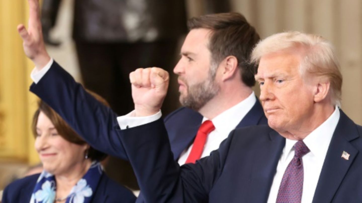 US-Präsident Trump bei Vereidigung mit Vizepräsident Vance