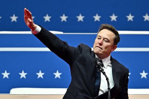 Elon Musk irritiert mit Hitlergruß-ähnlicher Geste