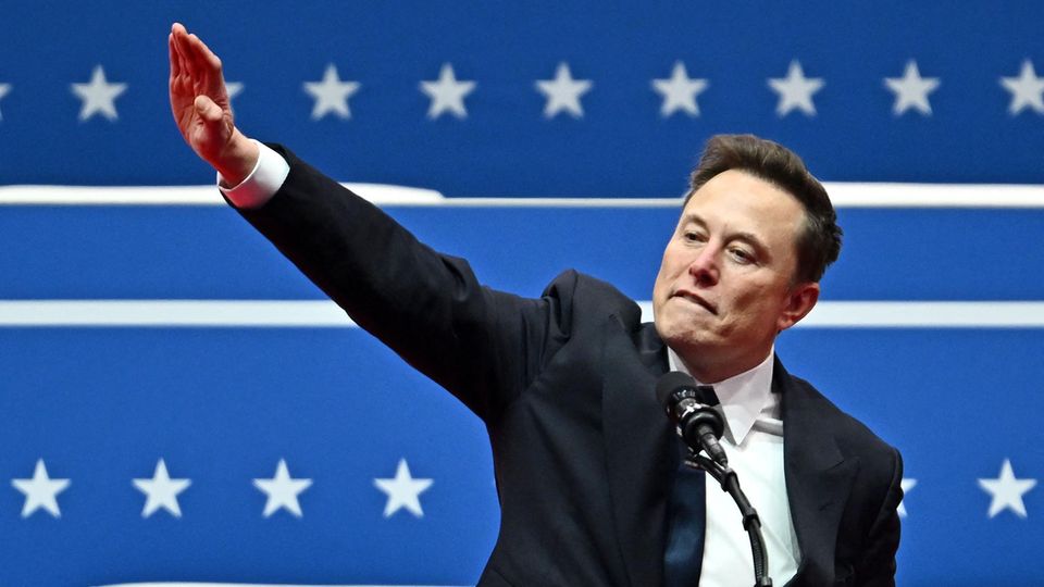 elon-musk-irritiert-mit-armbewegung--1-.jpg