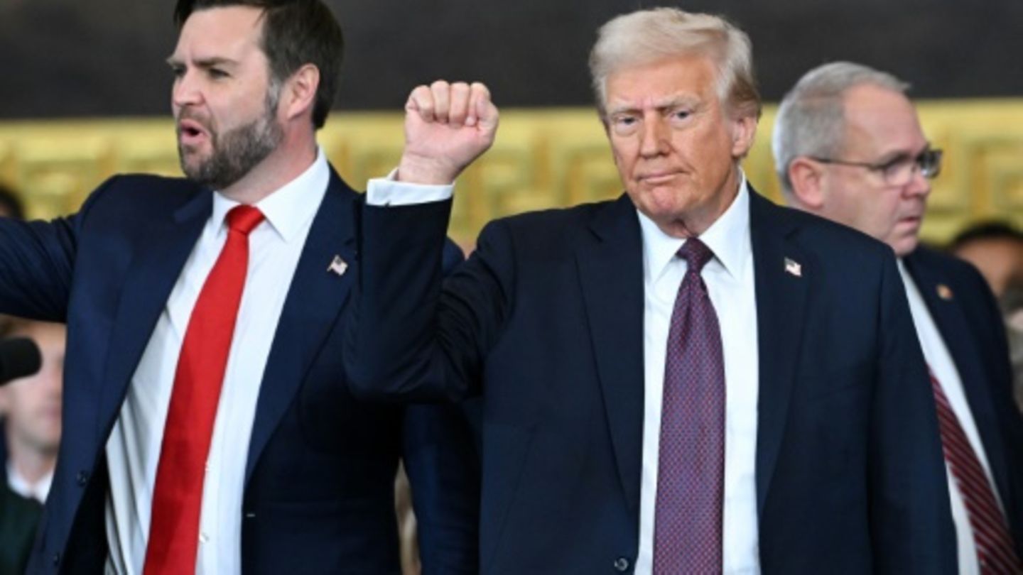 Trump (r.) im Kapitol