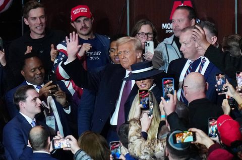 Donald Trump genießt die Aufmerksamkeit seiner Anhängerinnen und Anhänger in der Capital One Arena sichtlich