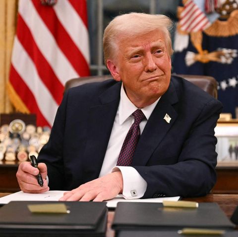 US-Präsident Donald Trump unterschreibt noch am ersten Abend nach der Amtsübernahme diverse Erlasse, mit denen auch fast alle Straftäter vom 6. Januar 2021 freikommen werden.