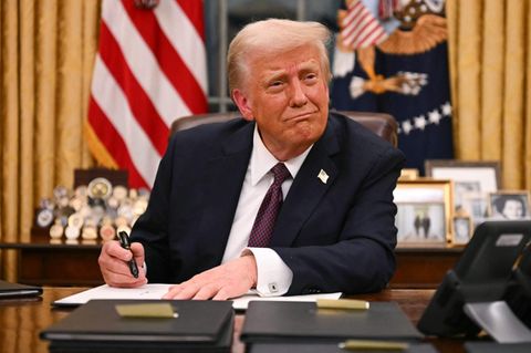 US-Präsident Donald Trump unterschreibt noch am ersten Abend nach der Amtsübernahme diverse Erlasse, mit denen auch fast alle Straftäter vom 6. Januar 2021 freikommen werden.