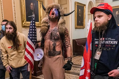 Der als "Q-Anon-Schamane" bekannt gewordene Kapitolstürmer am 6. Januar 2021. Donald Trump distanziert sich bis heute nicht von den gewalttätigen Krawallen