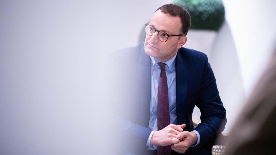 Jens Spahn spricht vor dem Neujahrsempfang des CDU-Kreisverbands Lingen/Ems in Niedersachsen mit Bürgern,  2024