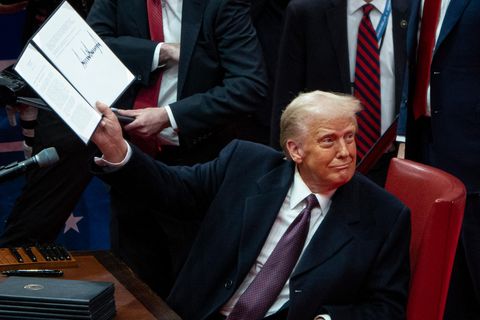 US-Präsident Trump unterschreibt gleich am ersten Tag seiner Amtszeit etliche Dekrete mit erheblichen Folgen. Welche die wichtigsten sind, sehen Sie im Video.