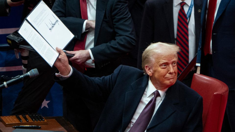 US-Präsident Trump unterschreibt gleich am ersten Tag seiner Amtszeit etliche Dekrete mit erheblichen Folgen. Welche die wichtigsten sind, sehen Sie im Video.