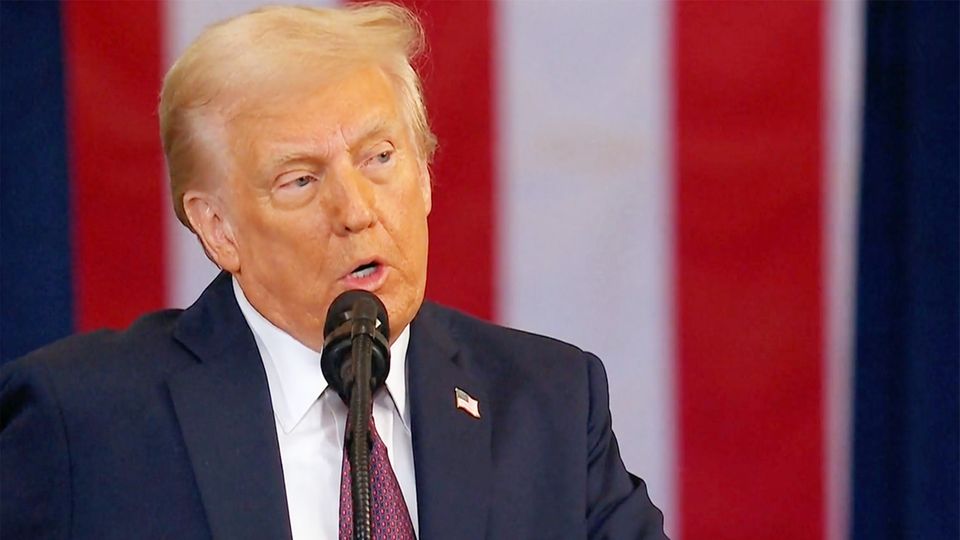 Zu seinem Amtsantritt als erneuter Präsident der Vereinigten Staaten von Amerika hält Donald Trump eine beinahe halbstündige Rede, in der er vor allem eines tut: sich beschweren.