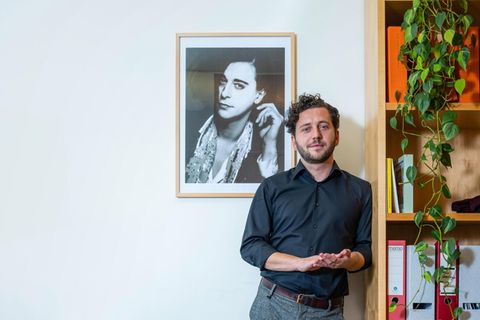 Portrait von Felix Banaszak an seinem Arbeitsplatz