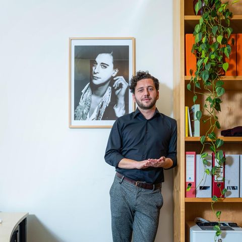 Portrait of Felix Banaszak at his workplace