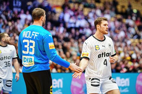 Handball-WM: Kapitän Johannes Golla und Andreas Wolff klatschen ab