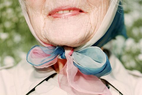 Eine alte Frau mit einem Seidentuch um das Gesicht gebunden