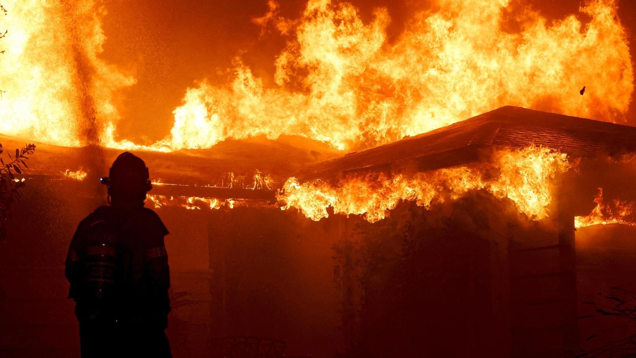 Ein Feuerwehrmann vor dem Eaton Feuer in Los Angeles