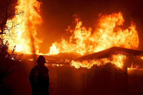 Ein Feuerwehrmann vor dem Eaton Feuer in Los Angeles