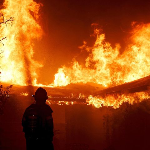 Ein Feuerwehrmann vor dem Eaton Feuer in Los Angeles