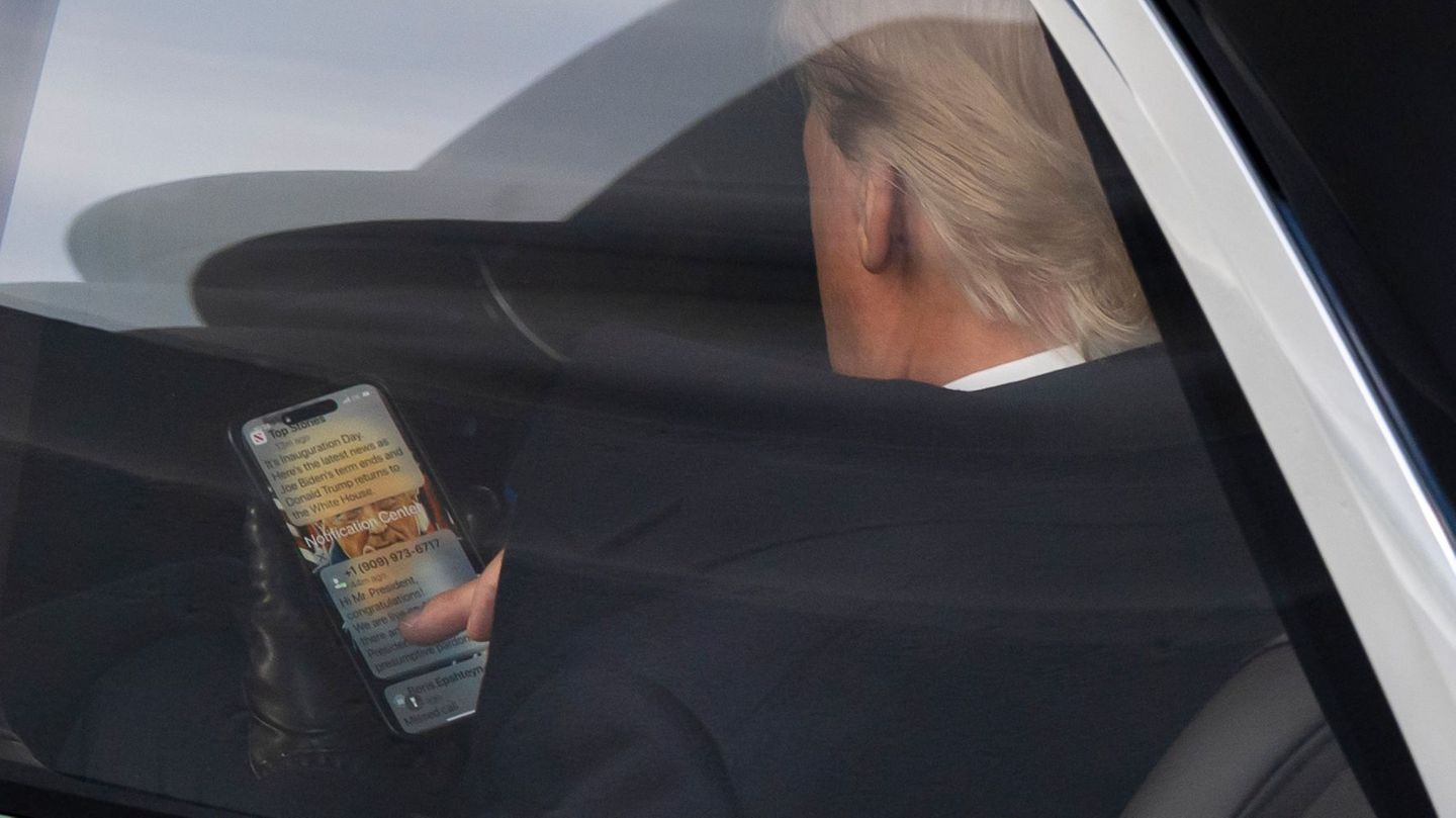 Nur mal schnell gucken, wer geschrieben und angerufen hat: Donald Trump scrollt durch sein Smartphone