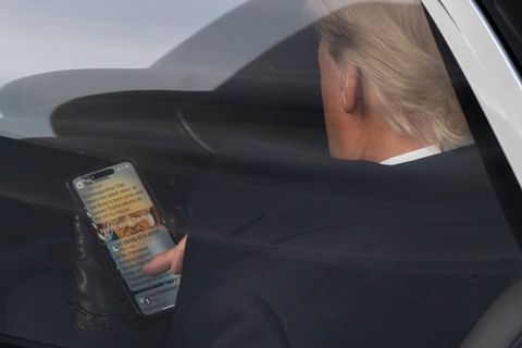 Nur mal schnell gucken, wer geschrieben und angerufen hat: Donald Trump scrollt durch sein Smartphone