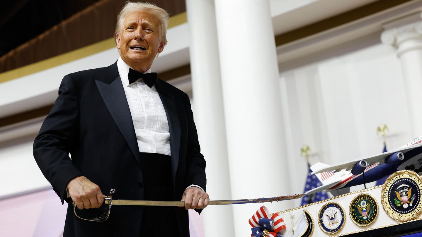 Donald Trump swings a saber to “YMCA” – bizarre dance performance in the video