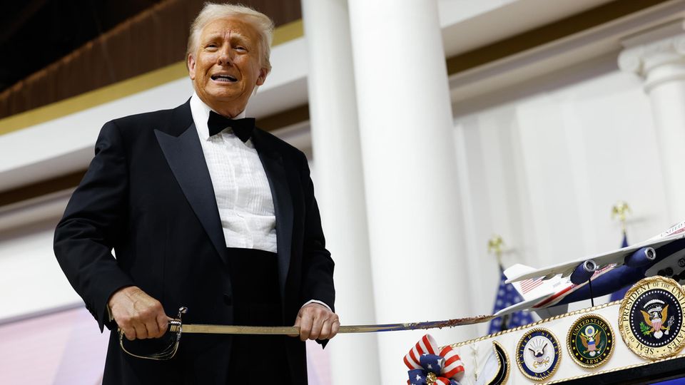 Trump Torte Säbel Tanz Präsident Donald Trump schneidet eine Torte auf dem Commander-in-Chief-Ball an