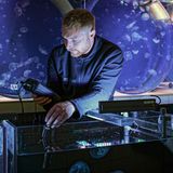 Quallen: Der Quallenzüchter Alexander Dressel steht an einem Aquarium und hält einen Sensor ins Wasser, der die Werte misst