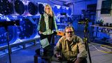 Quallen als Fotoprojekt: Das Fotografenpaar Heidi und Hans-Jürgen Koch mit Kamera und Stativ vor runden Quallenaquarien