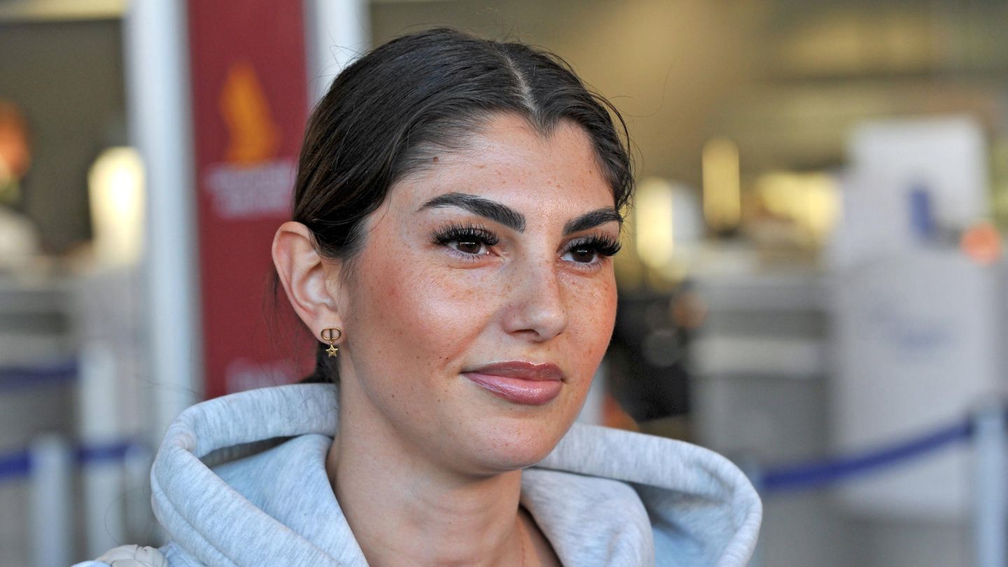 Dschungelcamp 2025: Yeliz Koç erlebt Flugdrama: Zoff im Flieger und die Frage nach Jimi Blue