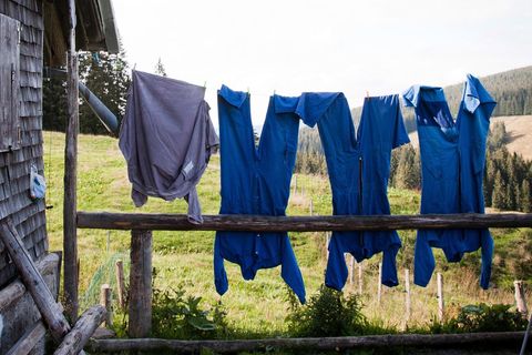 Blaumachen: Blaumänner hängen auf Wäscheleine draußen zum trocknen