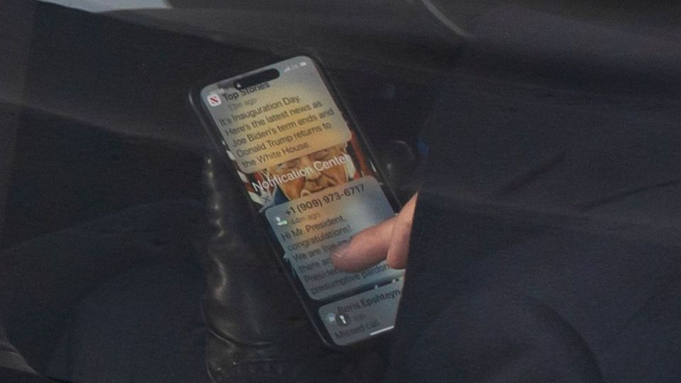 Trump überprüft sein Telefon Trump überprüft sein Telefon